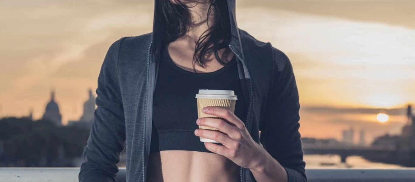 Μια κούπα καφέ πριν από τη γυμναστική βοηθά στην καύση του λίπους